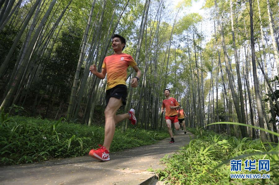 #(社會)(1)跑步山林間
