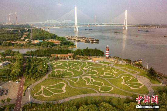 8月9日，航拍南京魚嘴濕地公園，旁邊就是南京第三長(zhǎng)江大橋。 <a target='_blank' >中新社</a>記者 泱波 攝