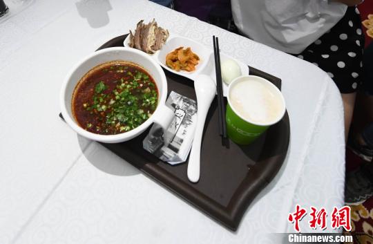 圖為“環(huán)西部火車游Y667/8次”列車上推出蘭州牛肉面套餐，套餐38元，有一碗牛肉面、一碟牛肉、一個(gè)雞蛋、一份小菜、一份甜胚子?！钇G敏 攝