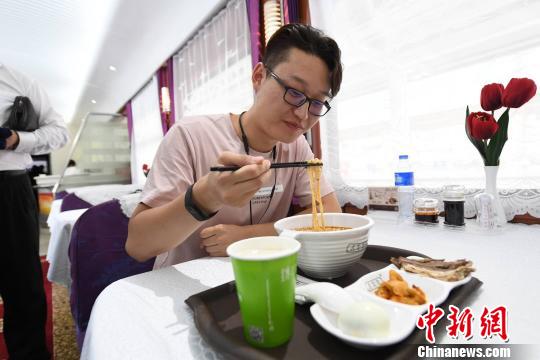 圖為旅客在列車上享用正宗牛肉面。　楊艷敏 攝