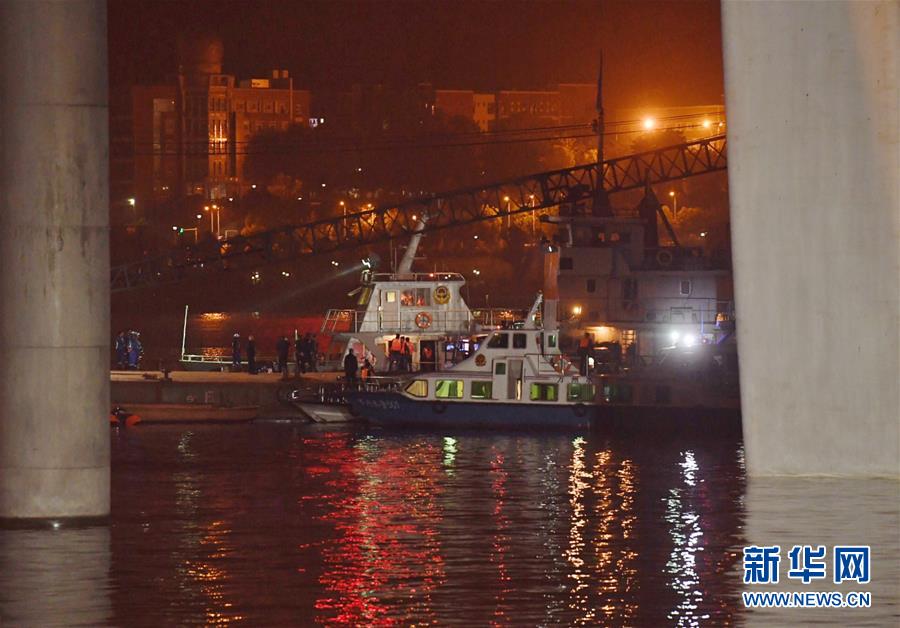 （重慶公交車墜江事故·圖文互動(dòng)）（3）夜幕降臨，重慶萬州公交客車墜江事故救援工作仍在進(jìn)行中