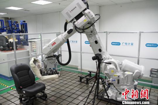 機(jī)器人測試桌椅?！”R育辛 攝