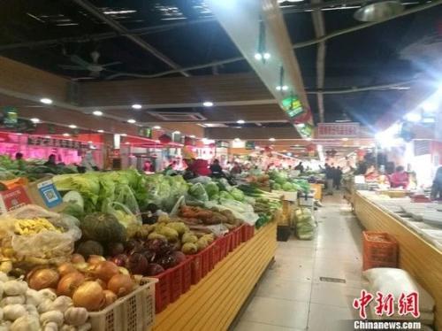 資料圖：圖為北京一家菜市場內(nèi)景。 謝藝觀 攝