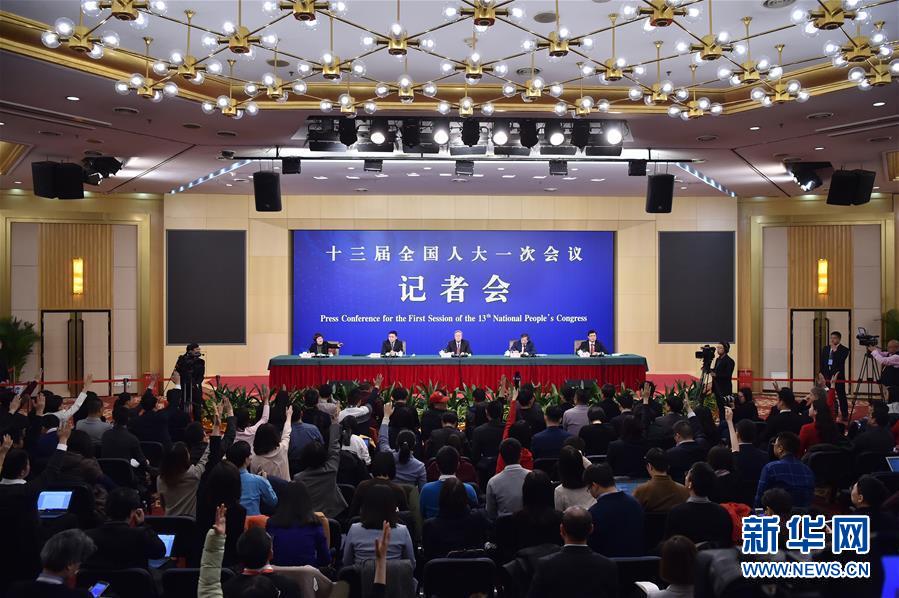 （兩會(huì)·XHDW）（2）中國人民銀行行長(zhǎng)周小川等就“金融改革與發(fā)展”答記者問