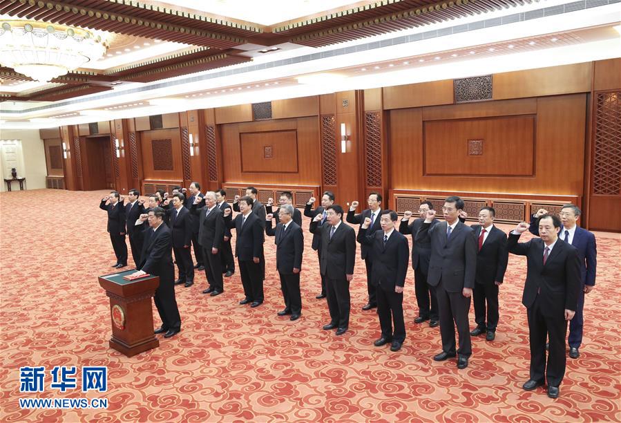 （兩會）國務(wù)院部長、委員會主任、中國人民銀行行長、審計(jì)長進(jìn)行憲法宣誓