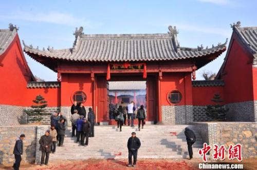 資料圖：元旦小長(zhǎng)假期間，威海南海新區(qū)云龍山上舉辦新年廟會(huì)?！⒉?攝