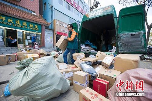 資料圖：物流人員在分揀快遞。<a target='_blank' ><p  align=