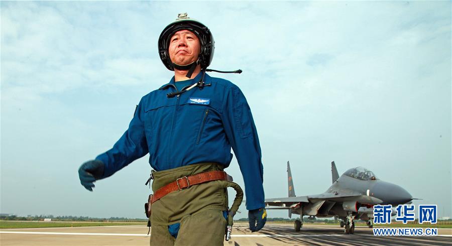 （新華全媒頭條·圖文互動）（1）戰(zhàn)鷹，為祖國奮飛——記空軍航空兵某旅旅長、特級飛行員郝井文