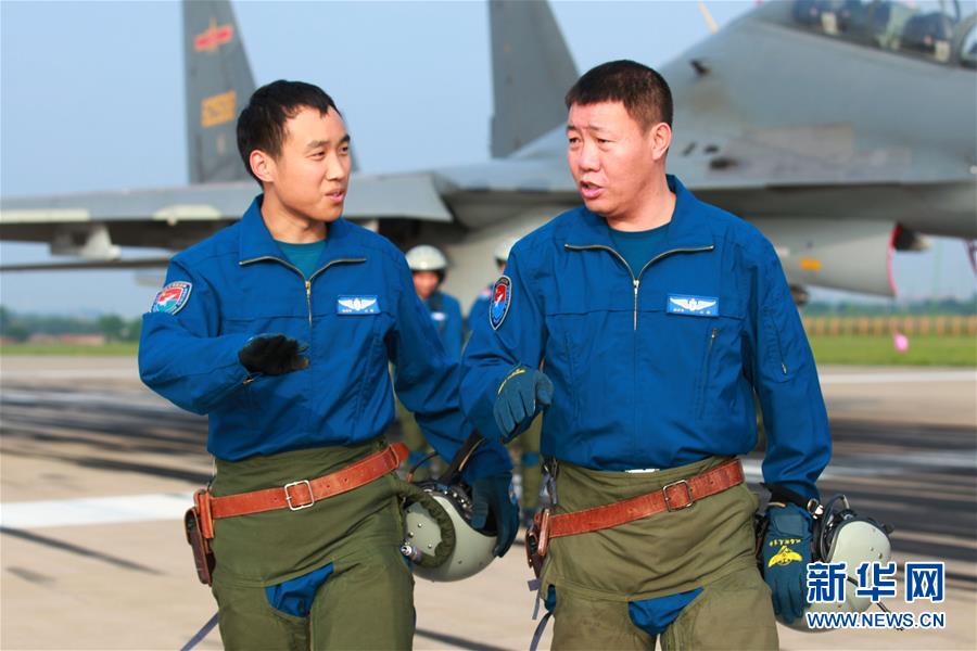 （新華全媒頭條·圖文互動）（3）戰(zhàn)鷹，為祖國奮飛——記空軍航空兵某旅旅長、特級飛行員郝井文