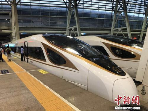 資料圖：復(fù)興號(hào)動(dòng)車組在京津城際鐵路按照時(shí)速350時(shí)速達(dá)速運(yùn)行。冷昊陽 攝