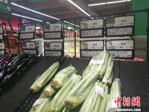 圖為超市里的蔬菜攤。正值晚間，一些菜已被人們買空。 謝藝觀 攝