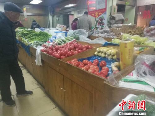圖為北京一家社區(qū)超市里的菜攤。謝藝觀 攝