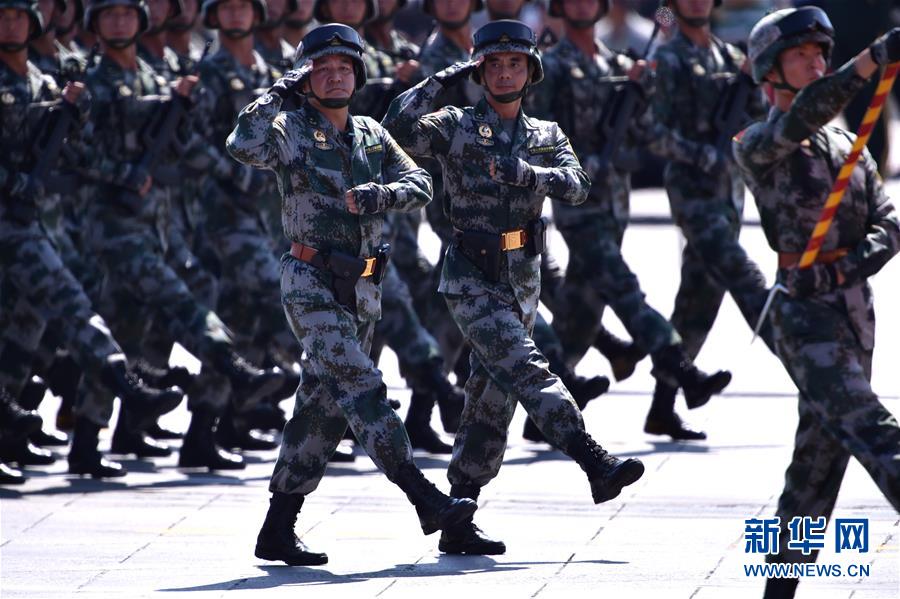 （新華全媒頭條·強軍思想引領(lǐng)新征程·圖文互動）（4）那一刻，我們光榮接受檢閱