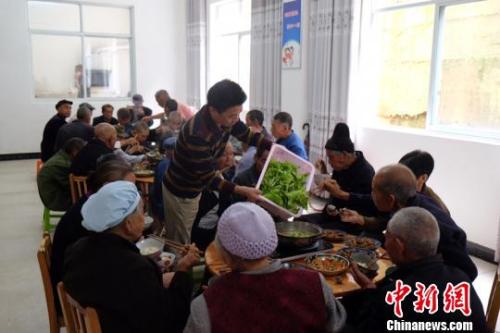 資料圖：社會福利中心吃飯的老人們。徐學(xué)練 攝。