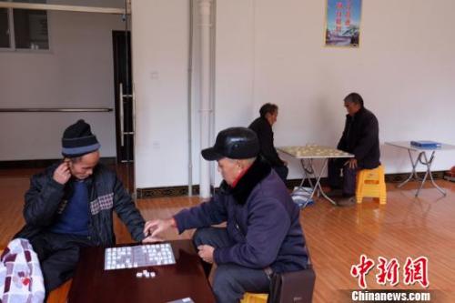 資料圖：老人們在下棋。徐學(xué)練 攝。