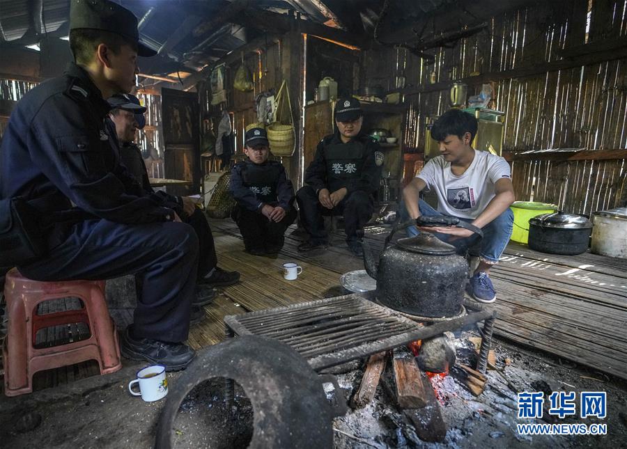 (愛國情 奮斗者·圖文互動)(1)警民情深——記云南貢山縣獨龍江鄉(xiāng)邊境派出所