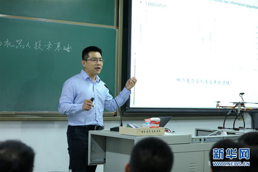 （圖文互動）（1）心懷藍天　逐夢云霄——記天津大學教授、一飛智控創(chuàng)始人齊俊桐
