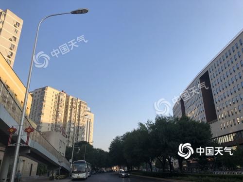 今晨北京天氣晴朗，陽(yáng)光明媚。（圖/王曉）