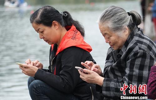 圖為中國(guó)中老年女性使用智能手機(jī)上網(wǎng)。(資料圖) 劉占昆 攝