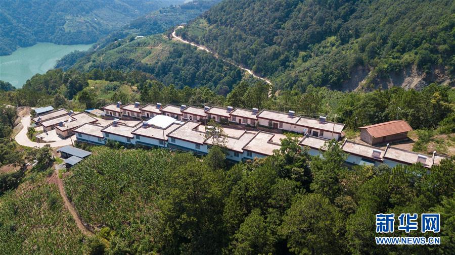 （在習(xí)近平新時代中國特色社會主義思想指引下——新時代新作為新篇章·總書記關(guān)心的百姓身邊事·圖文互動）（1）“四好農(nóng)村路”：通向幸福，通向遠(yuǎn)方