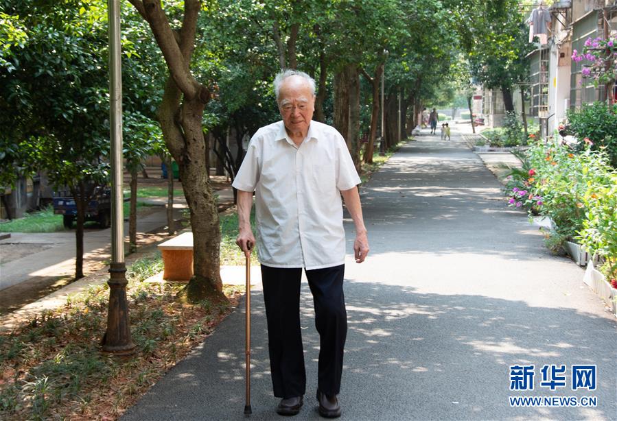 （新華全媒頭條·圖文互動）（9）滄海橫流 信仰彌堅(jiān)——記共產(chǎn)黨員、湘潭大學(xué)九旬教授滄南
