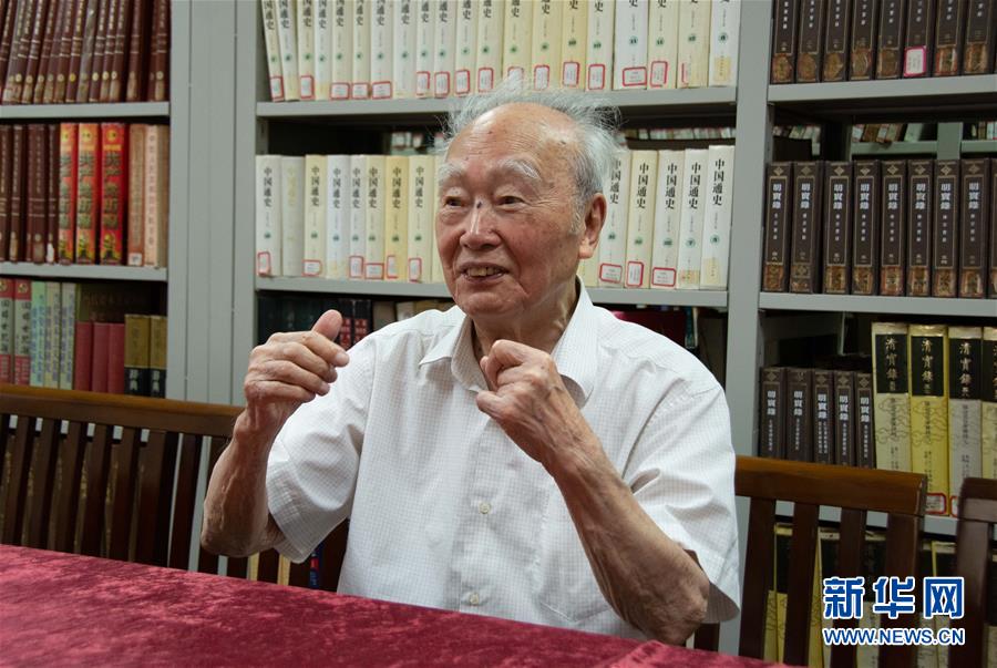（新華全媒頭條·圖文互動）（5）滄海橫流 信仰彌堅(jiān)——記共產(chǎn)黨員、湘潭大學(xué)九旬教授滄南