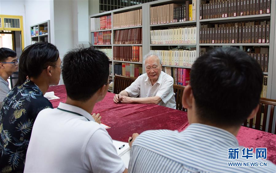 （新華全媒頭條·圖文互動）（4）滄海橫流 信仰彌堅(jiān)——記共產(chǎn)黨員、湘潭大學(xué)九旬教授滄南