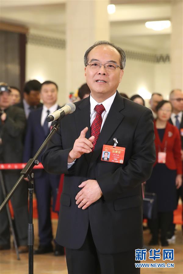 （兩會(huì)·面對(duì)面）（6）全國(guó)人大代表接受采訪(fǎng)