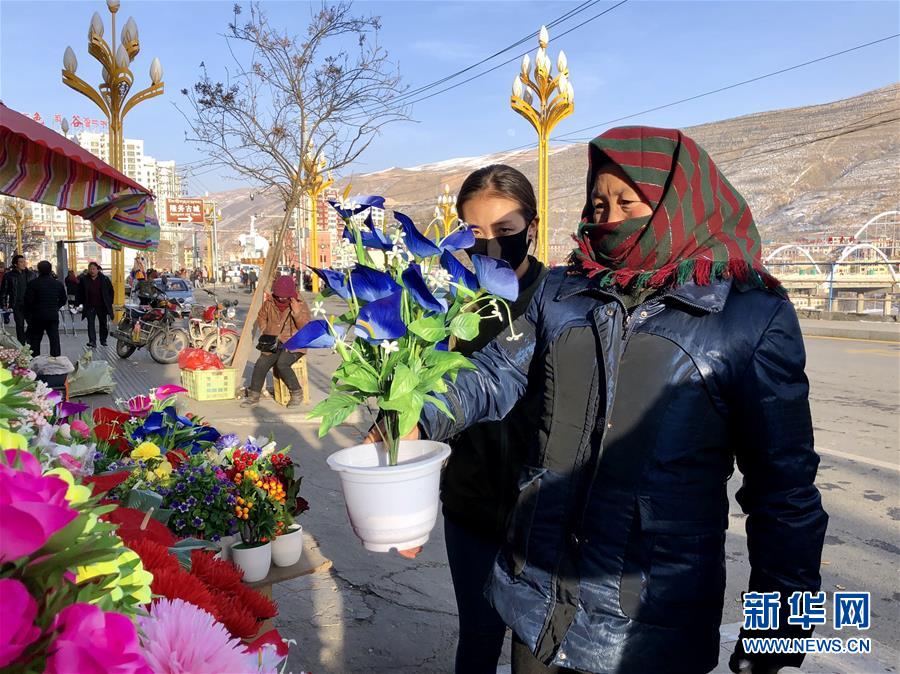 （新春走基層·圖文互動(dòng)）（2）“只要備好年貨，新的一年就可以風(fēng)調(diào)雨順”——臘月藏區(qū)年貨市場(chǎng)見聞