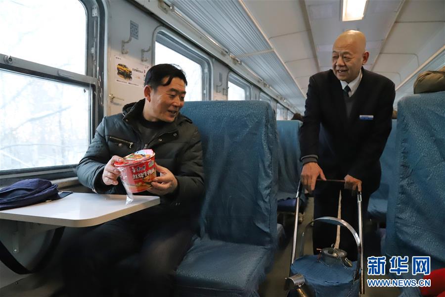 （新春走基層·圖文互動(dòng)）（1）小康路上，與“小慢車”同行——長(zhǎng)白山區(qū)綠皮火車二三事