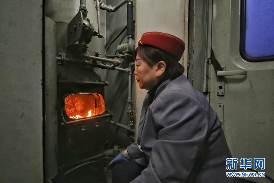 （新春走基層·圖文互動(dòng)）（2）小康路上，與“小慢車”同行——長(zhǎng)白山區(qū)綠皮火車二三事