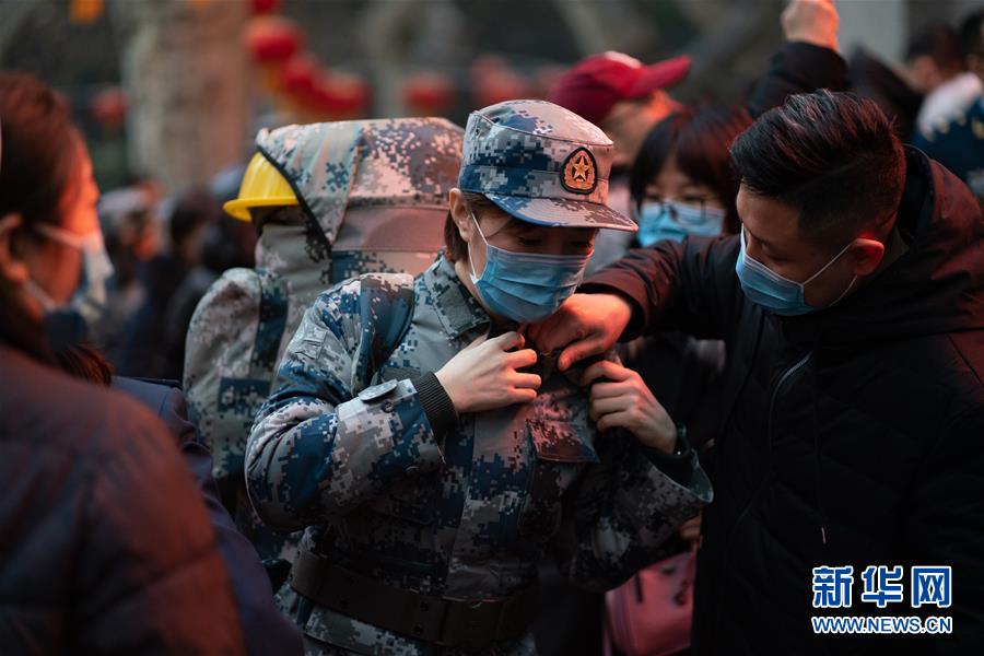 （新型肺炎疫情防控·圖文互動）（1）除夕夜，他們這樣出征——空軍軍醫(yī)大學(xué)醫(yī)療隊出征武漢疫區(qū)見聞