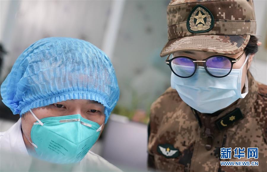 （新華全媒頭條·圖文互動）（4）黨旗，高高飄揚(yáng)在防控疫情斗爭第一線——各級黨組織和廣大黨員干部投身疫情防控阻擊戰(zhàn)紀(jì)實