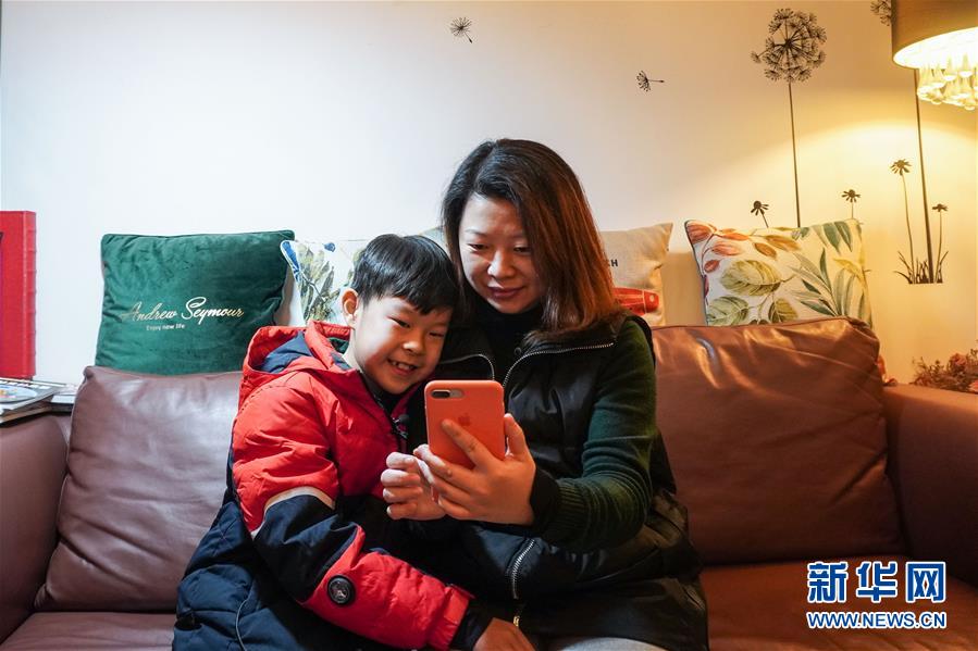 （聚焦疫情防控·圖文互動）（1）無法握手，但始終并肩