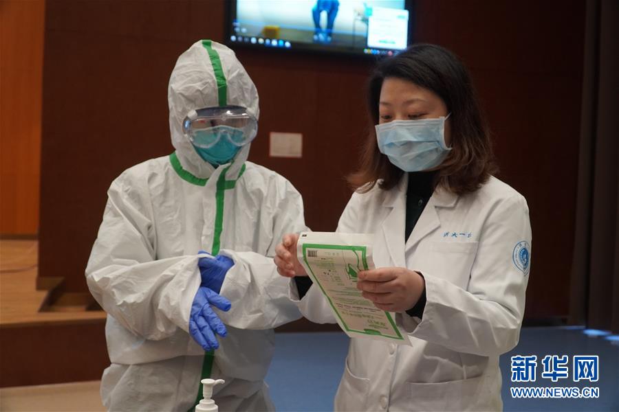 （聚焦疫情防控·圖文互動）（4）無法握手，但始終并肩