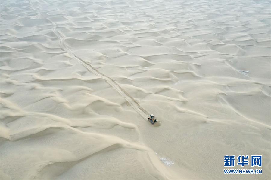 （新春走基層·圖文互動(dòng)）（2）特寫：與車為伴，獨(dú)行沙海