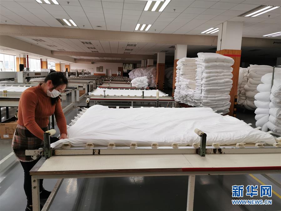 （來自經(jīng)濟前沿的故事·企業(yè)復工復產(chǎn)·圖文互動）（1）“開門紅包”變“消毒迎門”——長沙高新區(qū)一家企業(yè)復工的“拼勁”