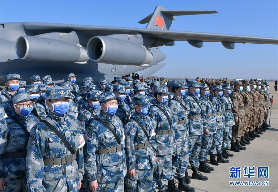 （聚焦疫情防控·圖文互動(dòng)）（8）空軍第四次向武漢大規(guī)?？者\(yùn)醫(yī)療隊(duì)員和物資