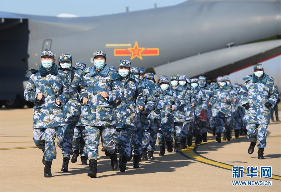 （聚焦疫情防控·圖文互動(dòng)）（9）空軍第四次向武漢大規(guī)?？者\(yùn)醫(yī)療隊(duì)員和物資