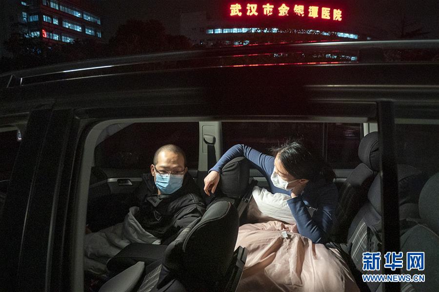 （一線抗疫群英譜·圖文互動）（4）特寫：為節(jié)省10分鐘，這對醫(yī)護夫妻“以車為家”