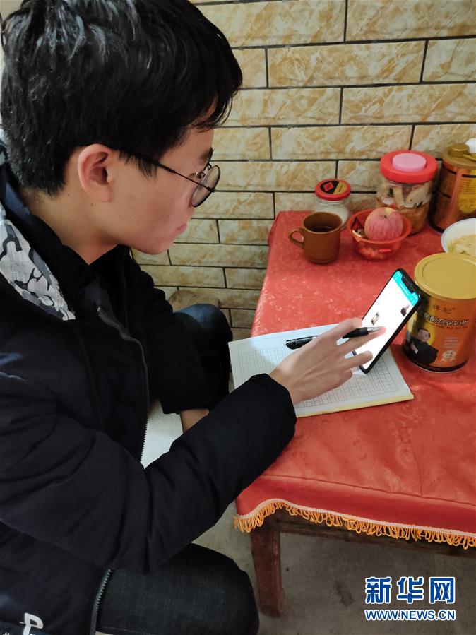 （新華網(wǎng)·圖文互動）（1）為“逆行者”后方護航，這些大學生的假期不一般