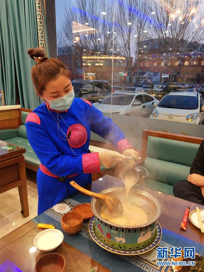 （圖文互動）（2）特寫：限人數(shù)、分餐吃、用公筷——偏遠小城“吃飯”見聞