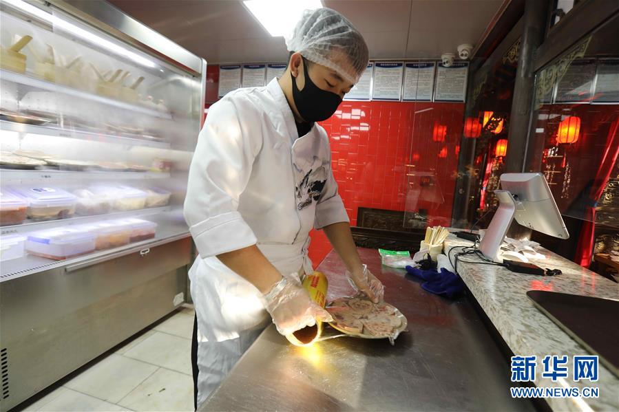 （圖文互動）（4）特寫：限人數(shù)、分餐吃、用公筷——偏遠小城“吃飯”見聞