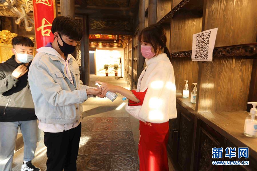（圖文互動）（5）特寫：限人數(shù)、分餐吃、用公筷——偏遠小城“吃飯”見聞