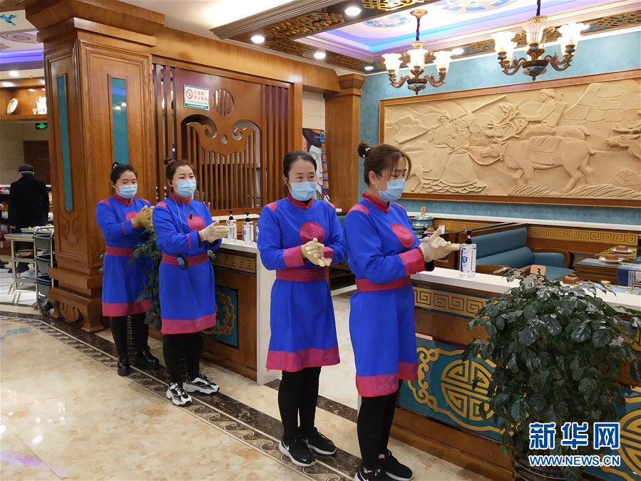 （圖文互動）（6）特寫：限人數(shù)、分餐吃、用公筷——偏遠小城“吃飯”見聞