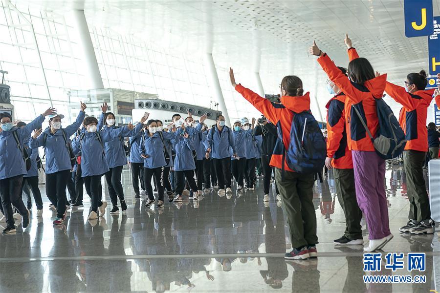 （新華全媒頭條·圖文互動(dòng)）（2）最美逆行者，武漢永遠(yuǎn)記得你！——首批援鄂醫(yī)療隊(duì)返程紀(jì)實(shí)