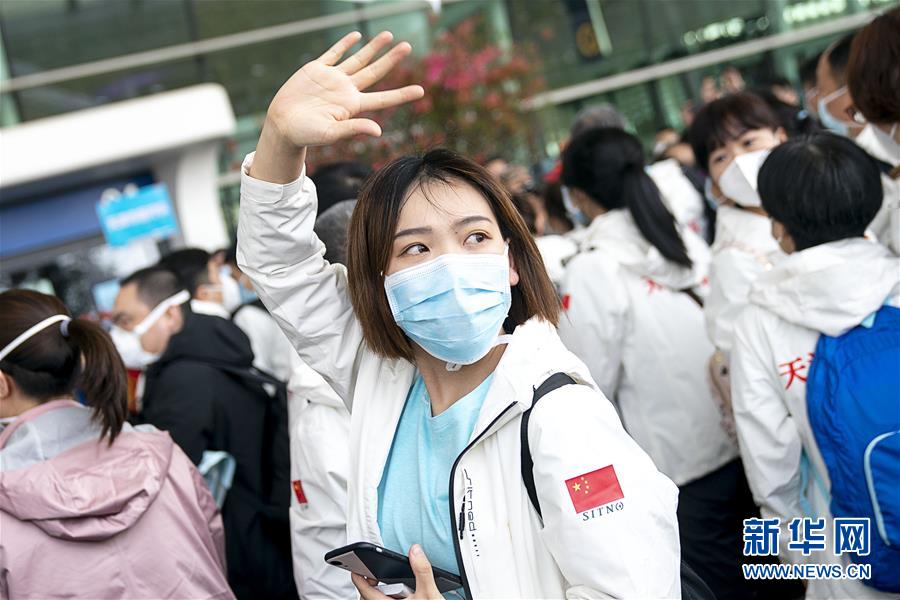 （新華全媒頭條·圖文互動(dòng)）（4）最美逆行者，武漢永遠(yuǎn)記得你！——首批援鄂醫(yī)療隊(duì)返程紀(jì)實(shí)