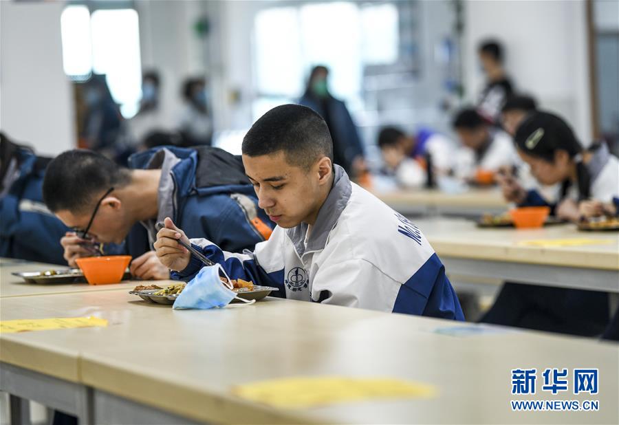 （圖文互動(dòng)）（6）“早”安同學(xué)，“早”安老師！——新疆初高中畢業(yè)班復(fù)課一周回訪見聞