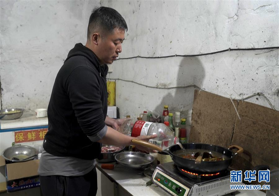 （決戰(zhàn)決勝脫貧攻堅·圖文互動）記者手記：觸摸改變，面對挑戰(zhàn)，感受新生——在大涼山腹地蹲點的日與夜