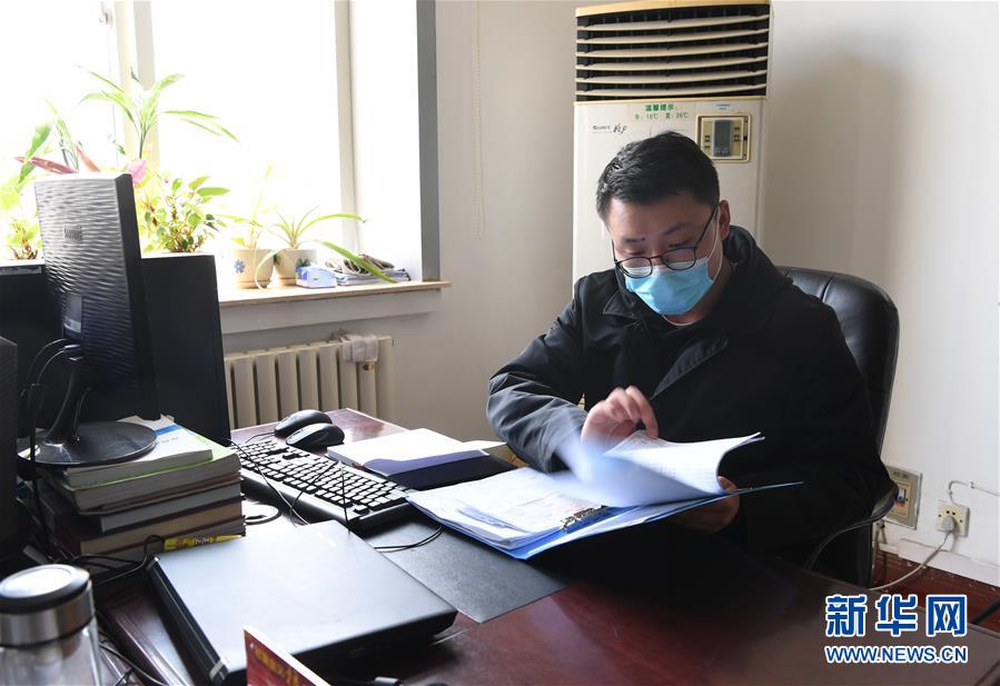 （一線抗疫群英譜·圖文互動）（2）“再年輕，也要學(xué)做頂梁柱”——記“95后”干警李文超